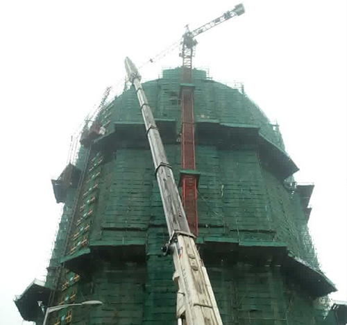 亳州吊车在工地上作业